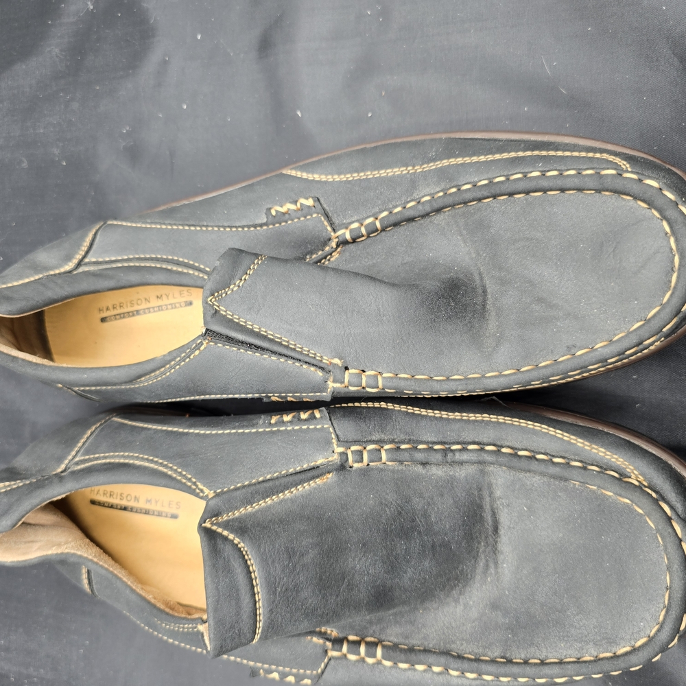 Black Slip-On Loafers with Moccasin‎ Style